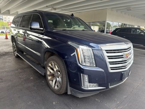 Used 2019 Cadillac Escalade ESV Platinum AWD/4WD image 3
