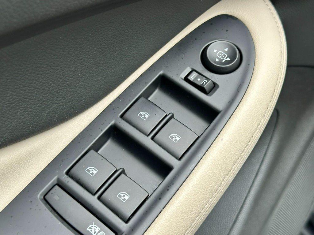 Used 2020 Buick Envision Essence FWD image 17