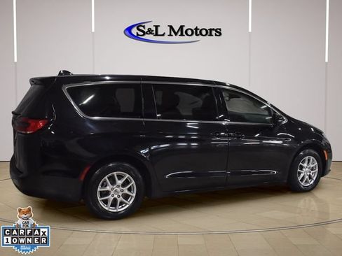 Certified 2024 Chrysler Pacifica Touring-L FWD image 11