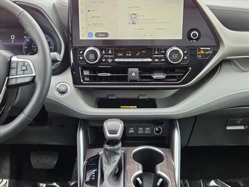 Used 2023 Toyota Highlander Limited image 16