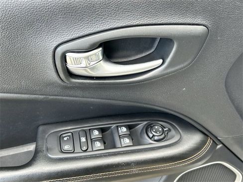 Used 2018 Jeep Compass Limited w/ Navigation Group image 16