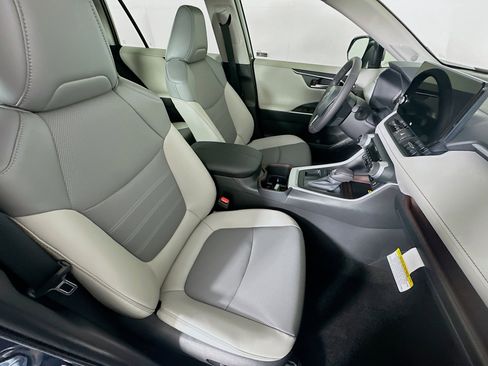 Used 2025 Toyota RAV4 Limited w/ Advanced Technology Package image 33