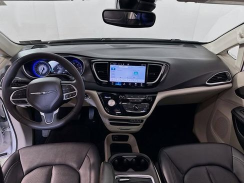 Used 2024 Chrysler Pacifica Touring-L image 19
