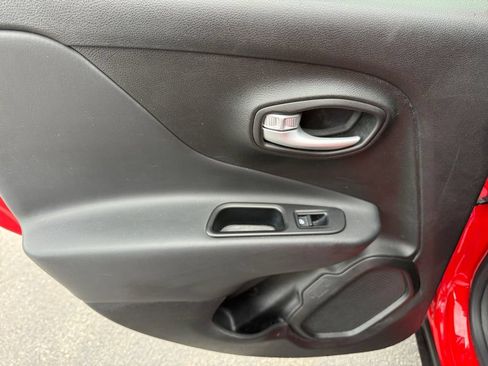 Used 2023 Jeep Renegade Latitude AWD/4WD image 23