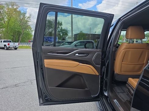 Used 2021 Cadillac Escalade ESV Premium Luxury AWD/4WD image 17