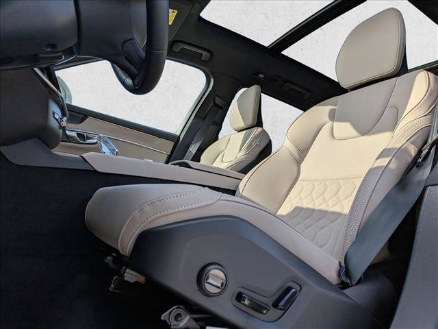 New 2026 Volvo XC90 T8 Plus w/ Protection Package Premier AWD/4WD image 4