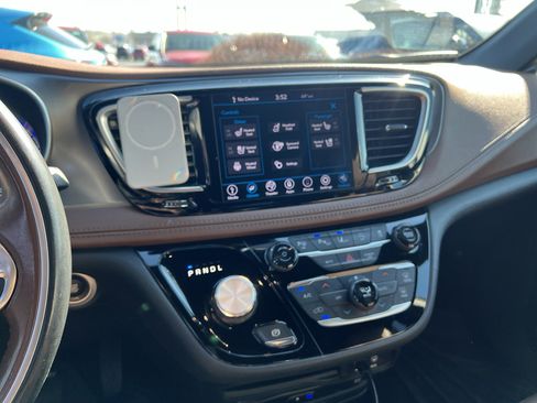 Used 2020 Chrysler Pacifica Limited w/ Tire & Wheel Group image 4