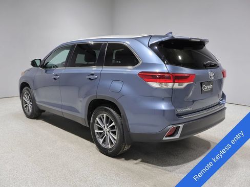 Used 2019 Toyota Highlander XLE w/ Highlander SE Package AWD/4WD image 4
