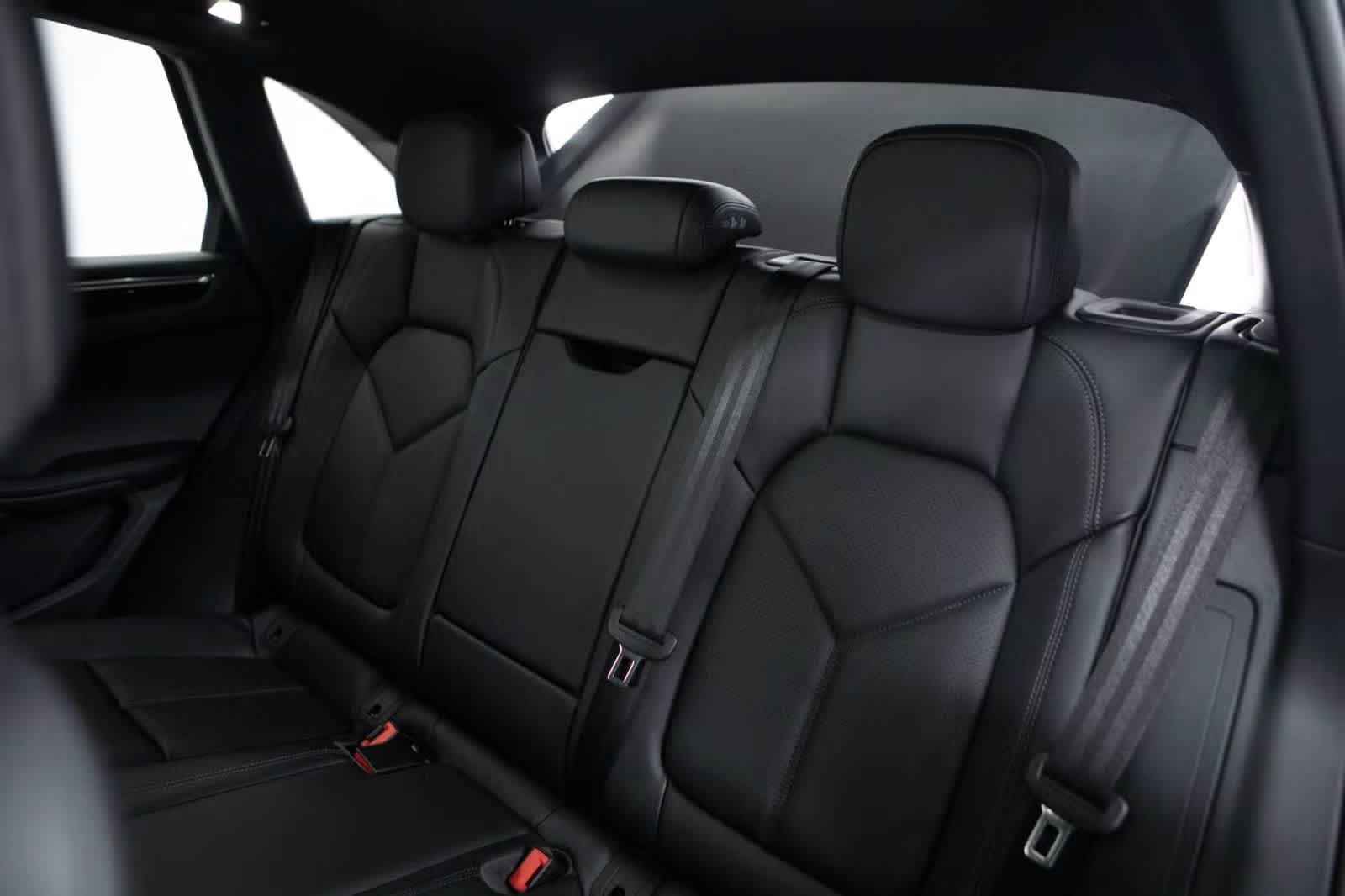 Certified 2026 Porsche Macan AWD/4WD image 37