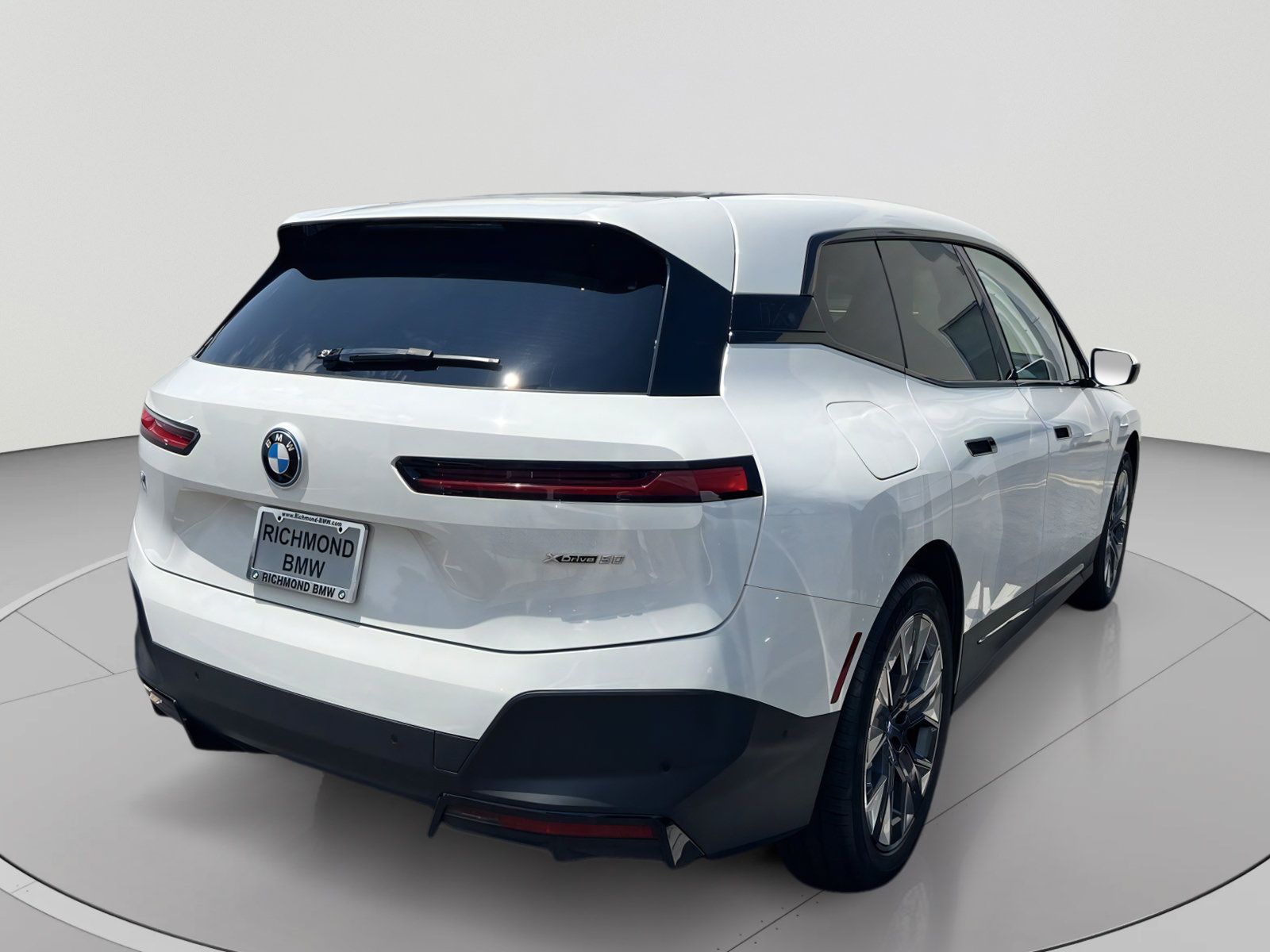 Used 2024 BMW iX xDrive50 AWD/4WD image 4