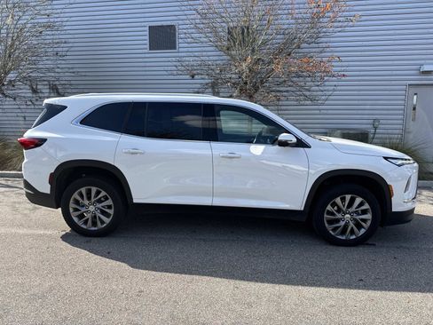 Used 2025 Buick Enclave Preferred image 5