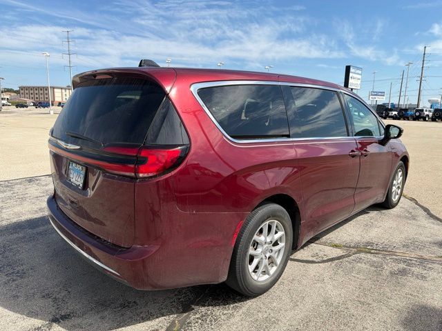 Used 2023 Chrysler Pacifica Touring-L FWD image 6