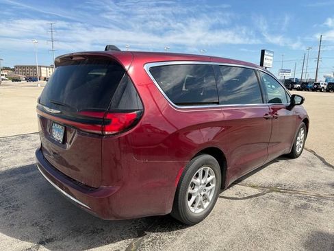 Used 2023 Chrysler Pacifica Touring-L FWD image 6