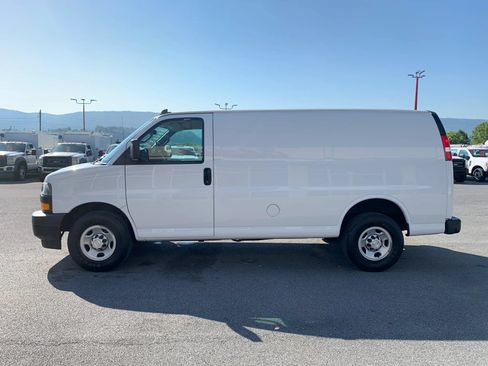 Used 2018 Chevrolet Express 2500 w/ Driver Convenience Package RWD image 5