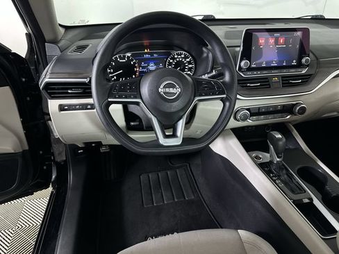 Used 2025 Nissan Altima 2.5 SV FWD image 21