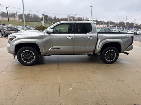 Used 2025 Toyota Tacoma TRD Sport AWD/4WD image 4