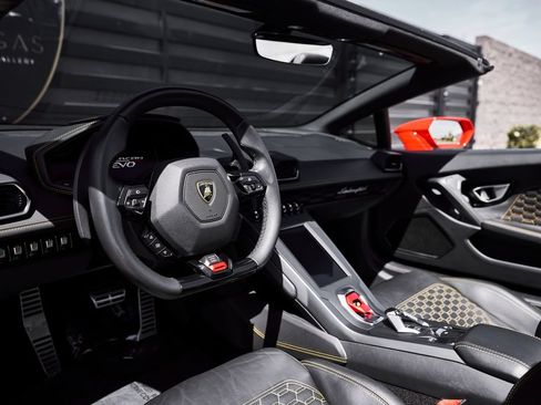 Used 2023 Lamborghini Huracan EVO RWD image 2