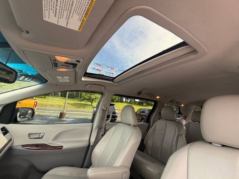 Used 2013 Toyota Sienna XLE FWD image 11