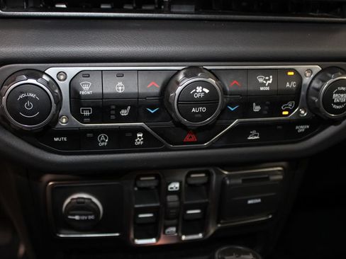 Used 2025 Jeep Wrangler Unlimited Sahara AWD/4WD image 44