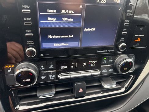 Used 2021 Toyota Highlander XLE image 14