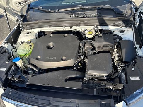 Used 2020 Volvo XC40 T5 Momentum image 37