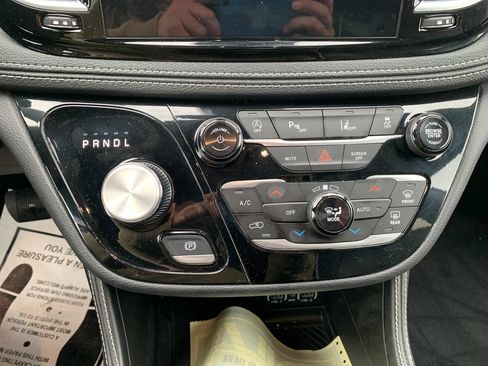 Used 2025 Chrysler Pacifica Limited FWD image 30