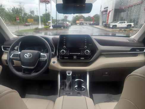 Used 2021 Toyota Highlander XLE AWD/4WD image 19