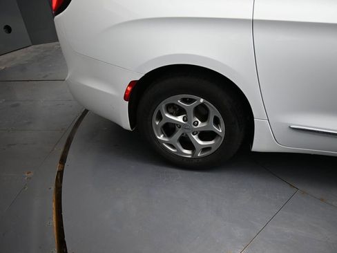 Used 2023 Chrysler Pacifica Limited image 25