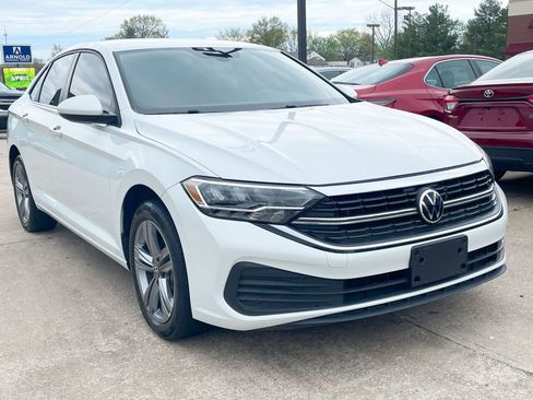 Used 2022 Volkswagen Jetta SE image 2