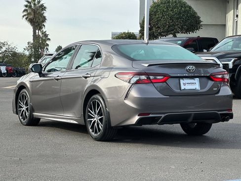 Used 2024 Toyota Camry SE image 3