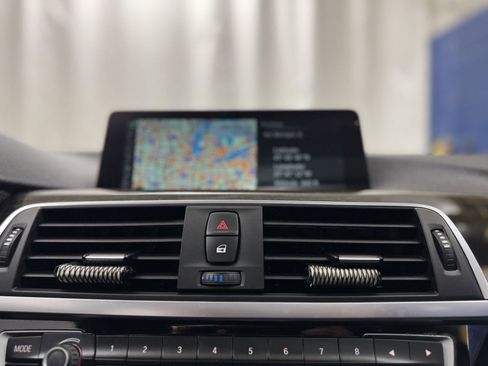 Used 2016 BMW 320i xDrive Sedan w/ Driver Assistance Package image 20