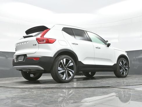 Used 2025 Volvo XC40 B5 Plus image 24