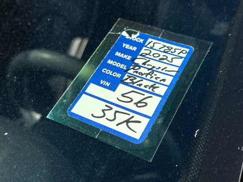 Used 2025 Chrysler Pacifica Limited FWD image 28
