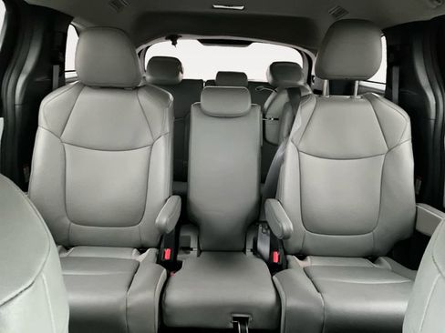 Used 2025 Toyota Sienna XLE image 28