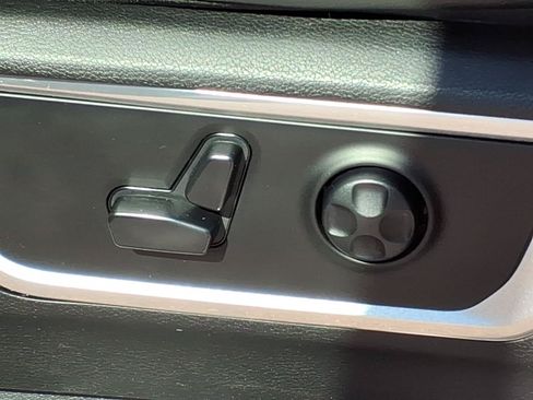 Used 2019 RAM 1500 Laramie AWD/4WD image 15