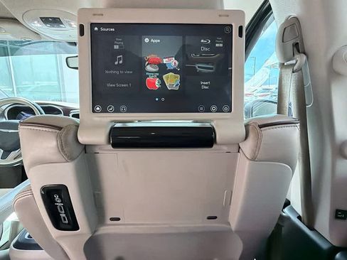 Used 2017 Chrysler Pacifica Limited FWD image 18
