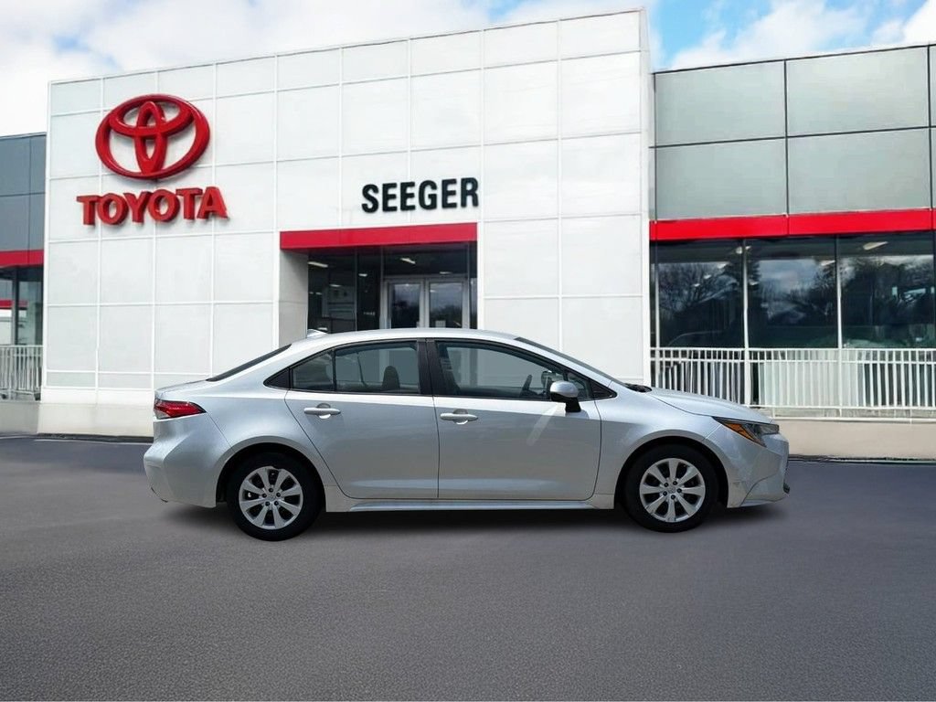 Used 2023 Toyota Corolla LE FWD image 2