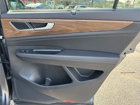 Used 2025 Volkswagen Atlas SE image 32