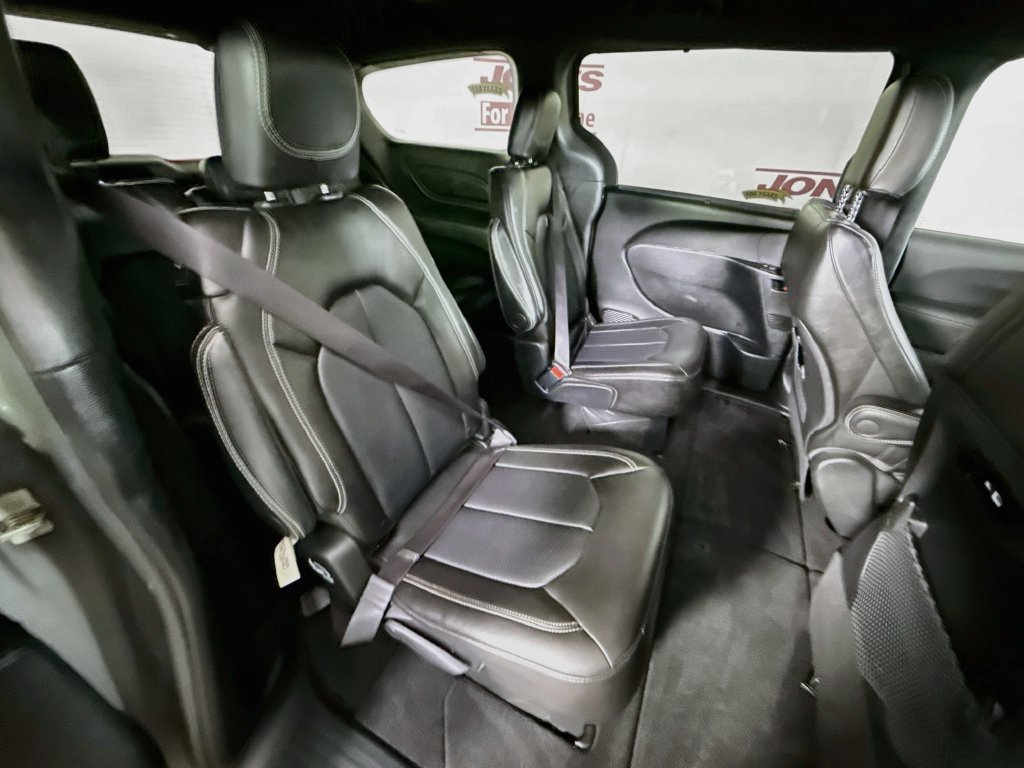 Used 2025 Chrysler Pacifica Select FWD image 32
