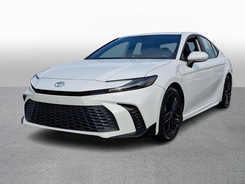 Used 2025 Toyota Camry SE FWD image 1