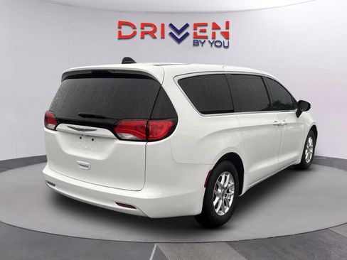Used 2022 Chrysler Voyager LX FWD image 4