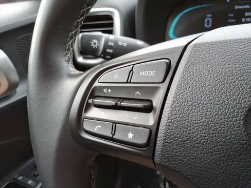 Used 2025 Hyundai Venue SEL FWD image 19