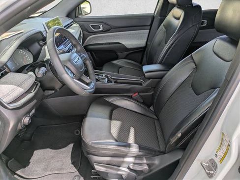 Used 2023 Jeep Compass Latitude AWD/4WD image 16