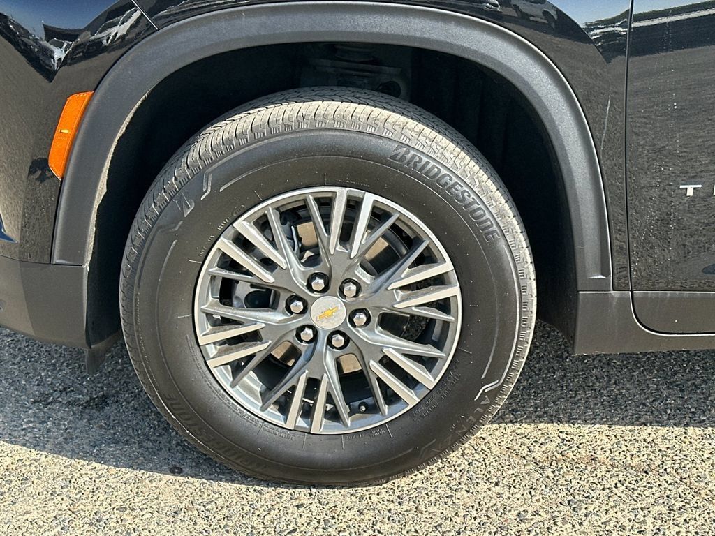 Used 2025 Chevrolet Traverse LT FWD image 37