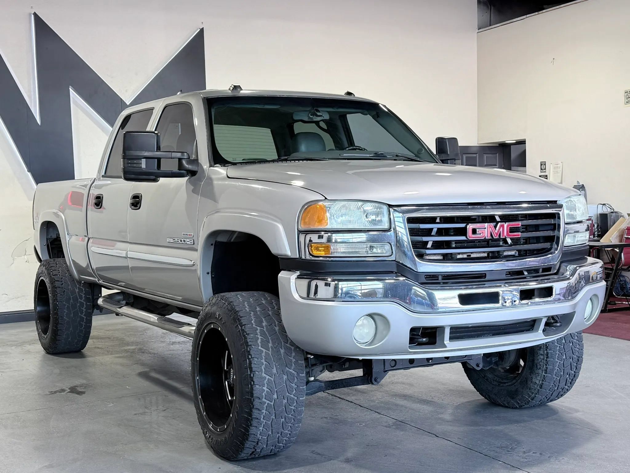 Used 2004 GMC Sierra 2500 SLT w/ Heavy-Duty Power Package AWD/4WD image 3
