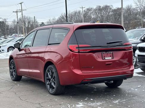 New 2026 Chrysler Pacifica Select w/ S Appearance Package image 11