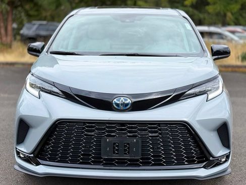 Used 2025 Toyota Sienna XSE AWD/4WD image 8