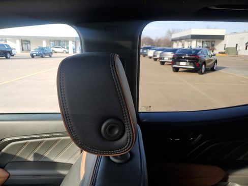 Used 2025 GMC Canyon AT4 w/ Technology Plus Package image 12