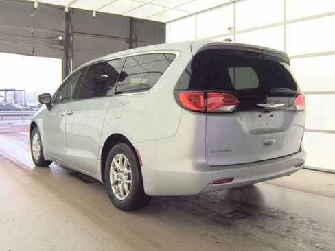 Used 2023 Chrysler Voyager LX image 4