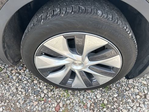 Used 2023 Tesla Model Y Long Range AWD/4WD image 9